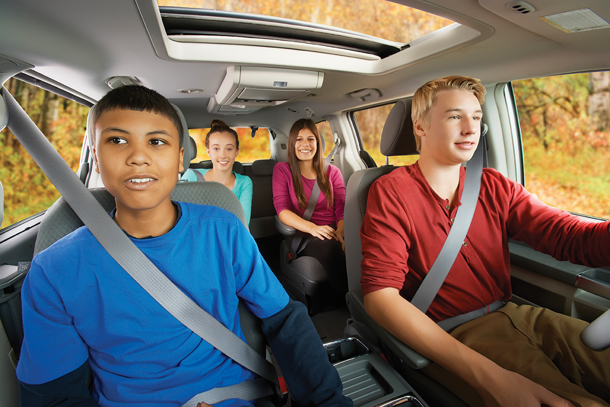 Пассажирский ремень безопасности. Пассажир автомобиля. Пассажиры в салоне автомобиля. Машина для подростка. Автомобиль и человек.