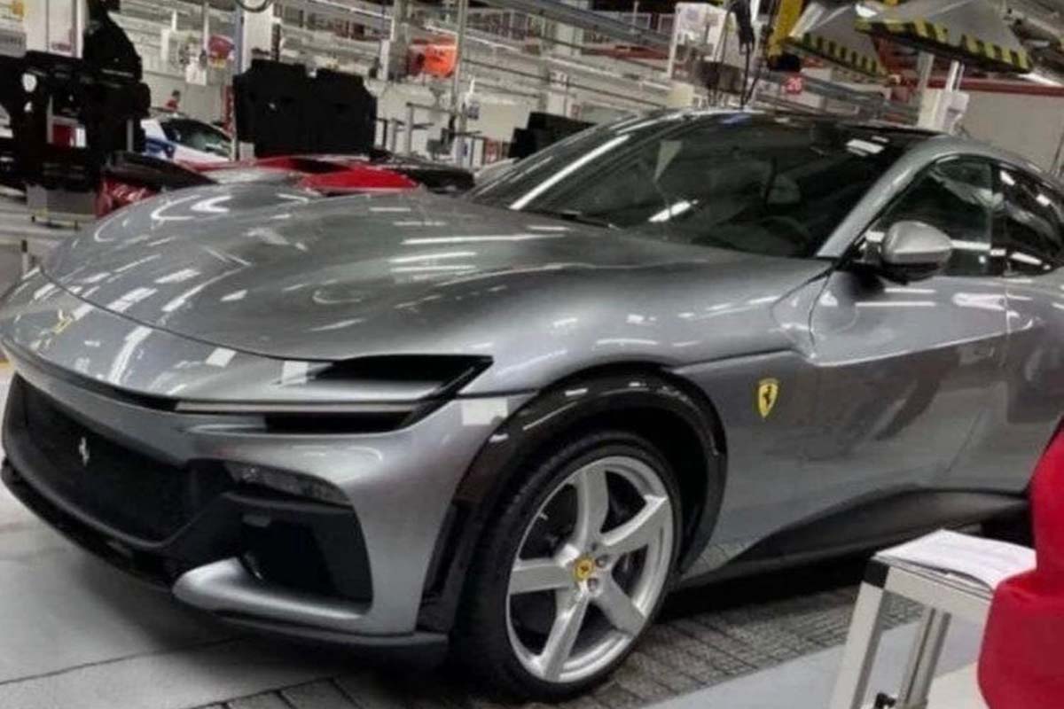 细节确认，Ferrari SUV 工厂实车照！Ferrari Purosangue SUV “杀气”十足！