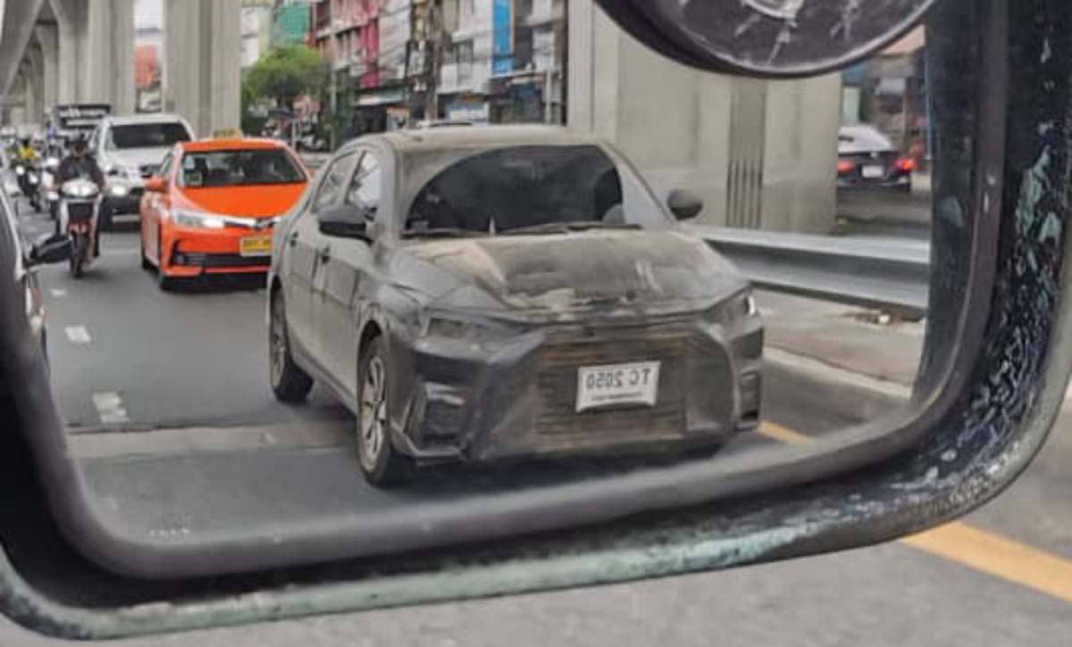 车身尺码放大、外观设计更凶猛？ Toyota Vios D92A 在泰国正式现身！     图片翻摄@Dear_March23  近日泰国媒体 Headlightmag 获得了一组 Toyota Vios D92A 在泰国市场进行测试的谍照，虽然谍照有着比较厚重的伪装，但死我们可以看到这辆新车的车身尺码变大了不少，另外也会采用全新一代的家族设计，预计会在2022年8月在泰国市场首发！  由于目前 Toyota / Daihatsu 的新车都会过度到 DNGA 平台，因此新的 Vios 自然也不免俗，根据之前的消息新一代车型将会采用 DNGA-B 平台打造，虽然目前没有太多详细的消息不过可以确定的是轴距应该会有2,600 mm左右的表现，这样一来不仅可以跟同级对手相比，而且车室的空间表现也会有这极大的提升，这也是目前这一代 Vios 车型最大的短板之一。  根据 Headlightmag 的消息，这款车的设计来源是2017年 Daihatsu 的 DN F-Sedan 概念车，所以应该会有比现行车款更为成熟的外观设计，另外一个革新点在于引擎的不同。由于泰国 ECO Car 的法规涉及到排放等等原因，因此在自然进气引擎方面还是会使用原本的1.2L四缸 Dual VVT-i 引擎，最大马力90 Hp，峰值扭力109 Nm，压缩比达到13.5:1！  除此之外，这一次 Vios/Yaris Ativ 也会有1.5L的混合动力引擎选项，不过不清楚这个引擎是采用目前的引擎配置还是使用旧版本的引擎。不过根据之前菲律宾媒体的消息，这款新车采用的会是上一代 Prius C 的设定：由1.5L Atkinson 引擎（73 Hp）以及电动机（60 Hp）组成，综合最大马力为99 Hp。  根据 Headlightmag 获得了一组谍照，目前 D92A 正在泰国的道路进行测试，而传言这款车将会在8月于泰国全球首发，所以以这样的时间点来说其实是非常的准确的，从谍照我们可以看到车辆的尺码似乎放大了不少，另外前脸有着类似于 GR Yaris 的外观设计，至于车尾则是采用了点状式 LED 尾灯组，所以新车真的是非常的让人期待！预计新车也会在2023年引进我国市场！你们期待吗？