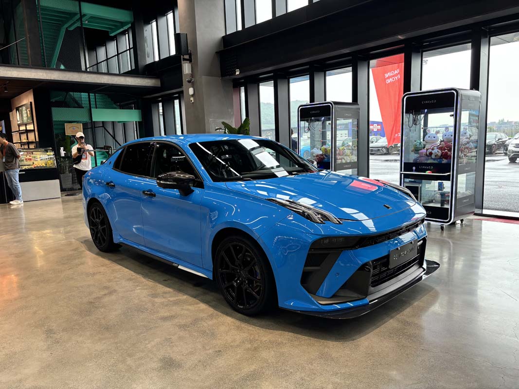 Lynk&Co 03+ TCR Cyan 实拍：可以日常开的赛车、2.0L涡轮最大马力350 Hp！