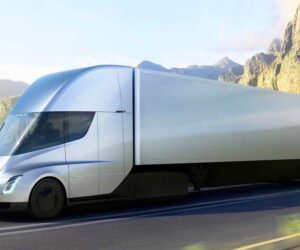 Tesla Semi 电动卡车撞树着火、消防员居然用19万公升的水才能够灭火